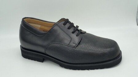 foto di una scarpa in pelle marrone da uomo